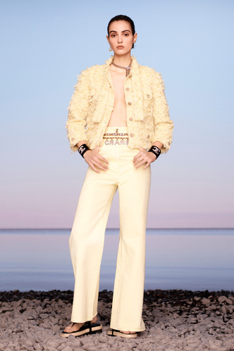 Юбки-трансформеры, джинсы и много белого в коллекции Chanel Cruise 2020