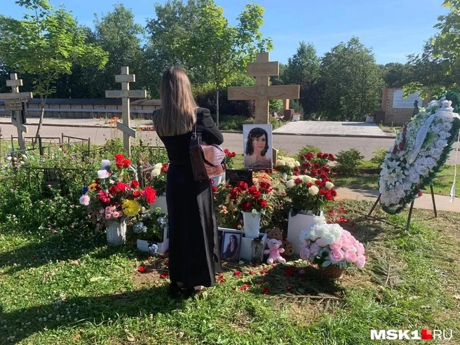 На сороковой день могила Анастасии всё так же утопала в цветах | Источник: Надежда Горшенина / MSK1.RU