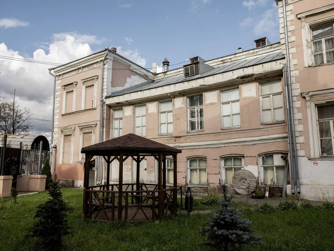 С другой стороны здания — небольшой сад с беседкой и елями | Источник: Александр Куренной / 76.RU