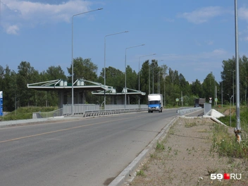 Сейчас тротуар к путепроводу над Соликамским трактом лишь с одной стороны, а будет с обеих | Источник: Кирилл Хафизов / 59.RU