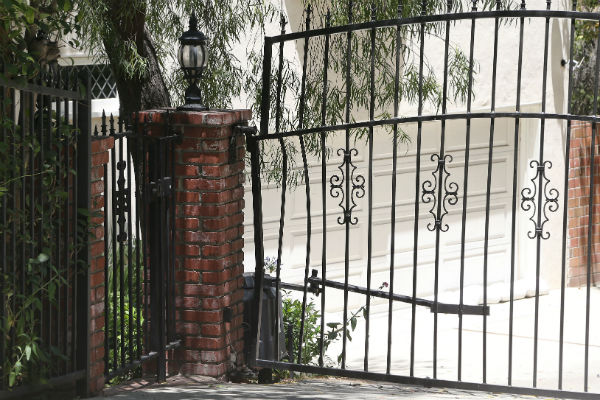 Ворота дома, к которым актера прижал его автомобиль