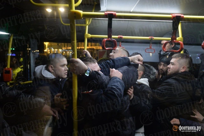 В центре Петербурга жесткие задержания. Полиция чутко реагирует на несанкционированные фейерверки | Источник: Андрей Бок/«Фонтанка.ру»