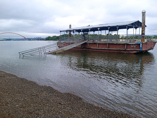 Причальная баржа в период высокой воды | Источник: Стас Соколов / NGS.RU