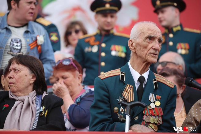 Места в нижних рядах традиционно отведены ветеранам войны | Источник: Константин Завриков / V1.RU