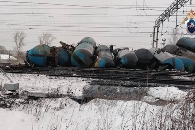 23 цистерны с мазутом сошли с рельсов, задерживаются поезда