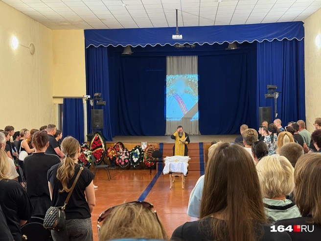 Подростка отпевали в актовом зале, где собралось более сотни сельчан | Источник: Сергей Петунин / 164.RU
