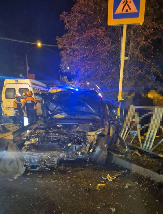 Автомобиль «Вольво» врезался в ограждение | Источник: Госавтоинспекция Ставропольского края