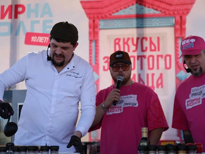 На сцене в течение дня работали шеф-повара Ярославля | Источник: Александр Куренной / 76.RU