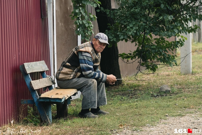 Дедушка Николай дышит свежим воздухом в обед | Источник: Евгений Вдовин / 161.RU