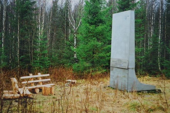 Шестиметровую стелу из титана, установленную в 1968 году, украли вандалы | Источник: Дмитрий Гилев