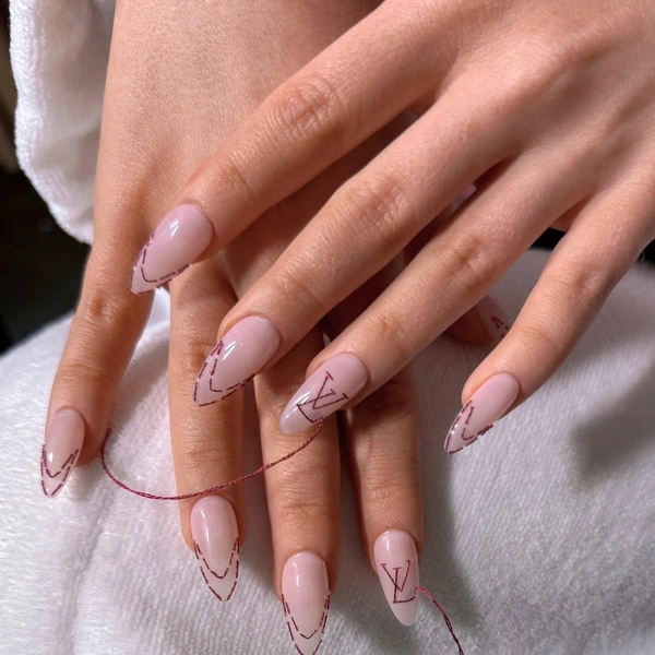 Сабрина Карпентер | Источник: nailsbyzola
