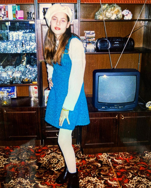 Одежда с рынка, помада «не Шанель»: Юлия Снигирь показала редкое подростковое фото