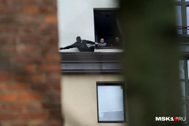 Извлечение обломков БПЛА, упавшего на дом в Резервном переулке в Дорогомилово | Источник: Артём Устюжанин / MSK1.RU