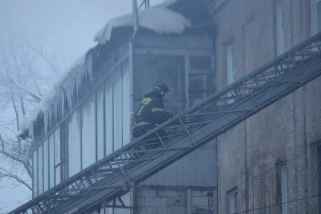 Пожар ликвидируют по повышенному рангу | Источник: Андрей Бортко / NGS.RU