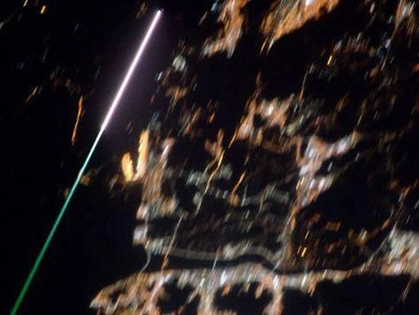 А так выглядит метеорный поток Геминиды с борта космической станции — одна из падающих звезд прошла под МКС. Фотографию сделал космонавт Олег Кононенко в 2015 году, она стала первой фотографией метеорного потока Геминиды со станции | Источник: с сайта корпорации «Роскосмос» www.roscosmos.ru