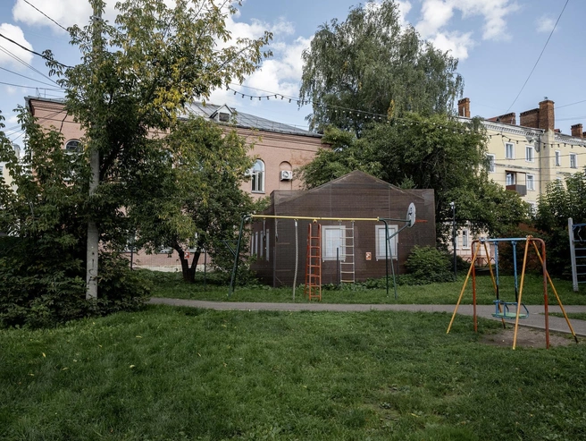 Позади дома раскинулся просторный двор с детской площадкой, правда, рядом стоит полуразрушенное здание № 7в | Источник: Александр Куренной / 76.RU