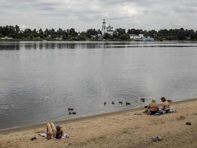 Посетители парка отдыхают у воды | Источник: Александр Куренной / 76.RU