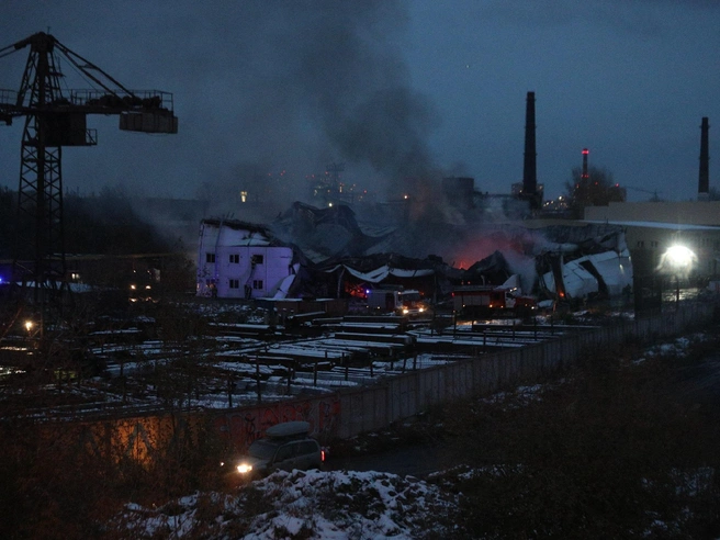 О пожаре на складе по улице Сибиряков-Гвардейцев стало известно в 16:49. | nsk54.online
