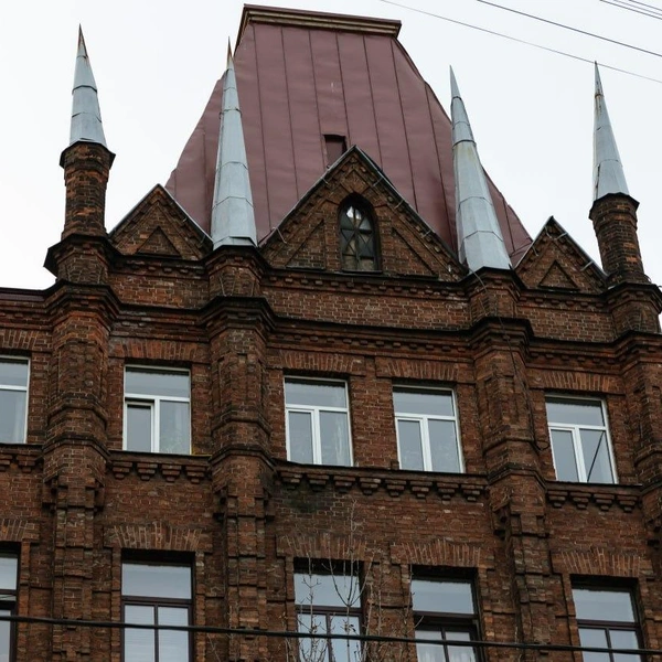 Кровлю дома Еремеевой не смогли отремонтировать. Новый тендер объявят в 2026 году | Источник: Жилищный комитет