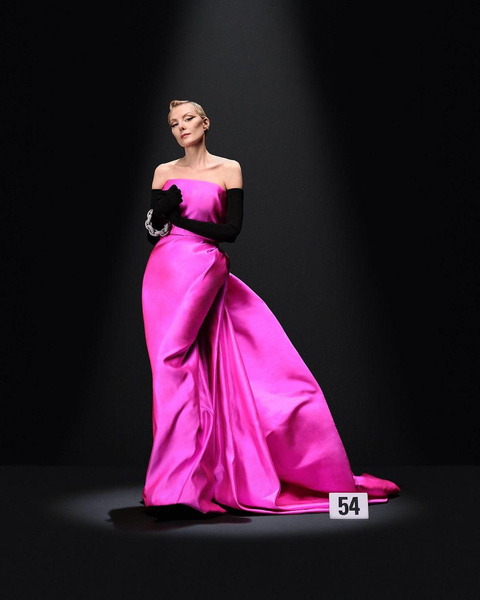 Кутюрный показ Balenciaga открыла 79-летняя модель Даниэль Славик