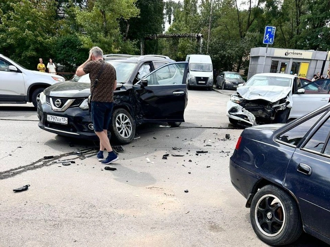 Судя по фото, Nissan в этом столкновении пострадал меньше всего | Источник: читатели V1.RU