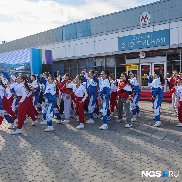 В день открытия на лестницу перед входом положили красную дорожку&nbsp;— действительно торжественно | Источник: Александр Ощепков / NGS.RU