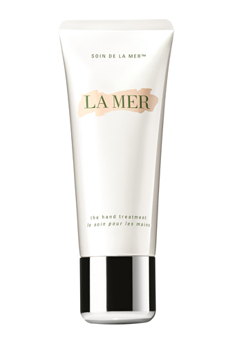 Крем для рук The Hand Treatment, La Mer. Средство образует барьер, который защищает от агрессивного воздействия внешней среды, делает менее заметными возрастные пятна и помогает восстановить даже самую сухую кожу.