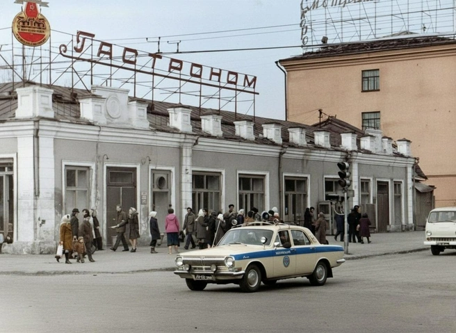 Середина 1970-х. На углу улиц Республики и Первомайской красуется гастроном, который знают и любят все жители нашего города | Источник: Тюмень до нашей эры / Vk.com
