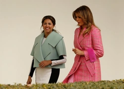 Кто выиграл у Мелании Трамп битву за самый оригинальный наряд