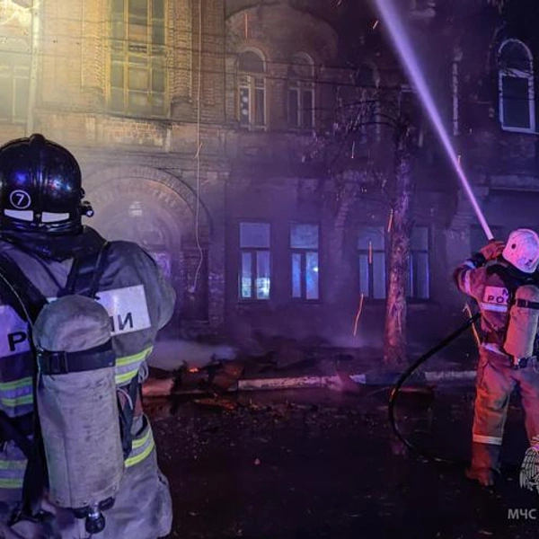 Пожар в доме купца Челышева на Красноармейской вспыхнул поздно вечером в среду, 22 марта 2023 года | Источник: МЧС по Самарской области