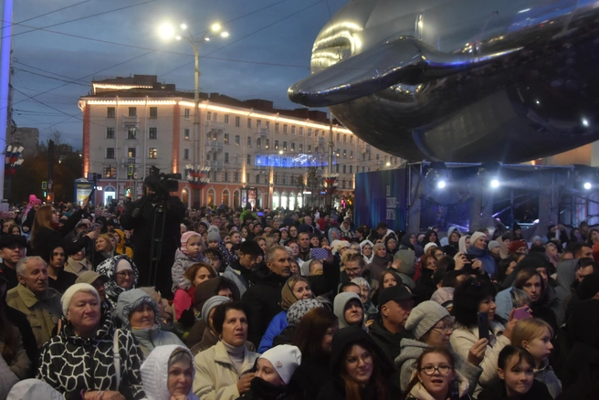 На улице прохладно, но людей собралось очень много | Источник: Александра Балаба / 51.RU