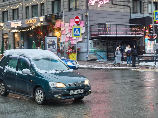 Ночью автомобили покрылись снежными «шапками».