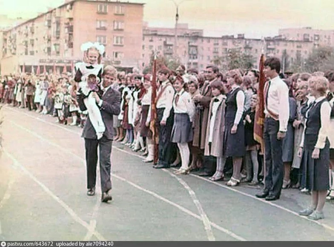 Такой радостной была торжественная линейка в 1981 году на стадионе школы № 58 | Источник: pastvu.com