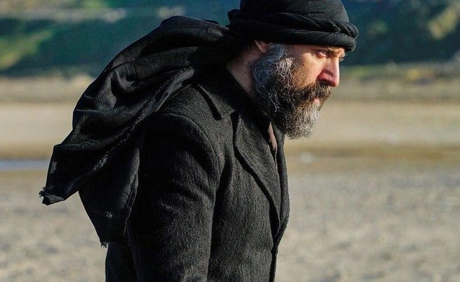 В этом сериале у героя Эргенча несколько перевоплощений | Источник: кадр из сериала «Ты моя родина» (16+), реж. Ямур Тайлан, Дурул Тайлан, Бурак Арлыэль, студия O3 Medya, 2016–2018 годы