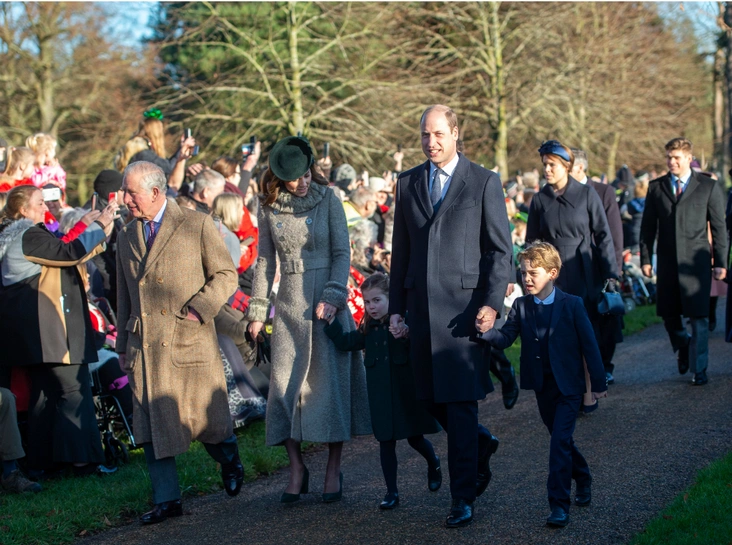 Принц Чарльз, Кейт Миддлтон, принцесса Шарлотта, принц Уильям и принц Джордж, 26 декабря 2019 года
