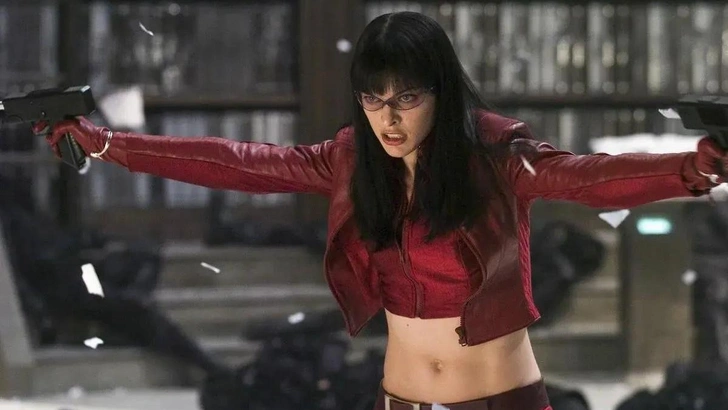 Милла Йовович в роли Виолетт | Источник: Кадр из фильма «Ультрафиолет»