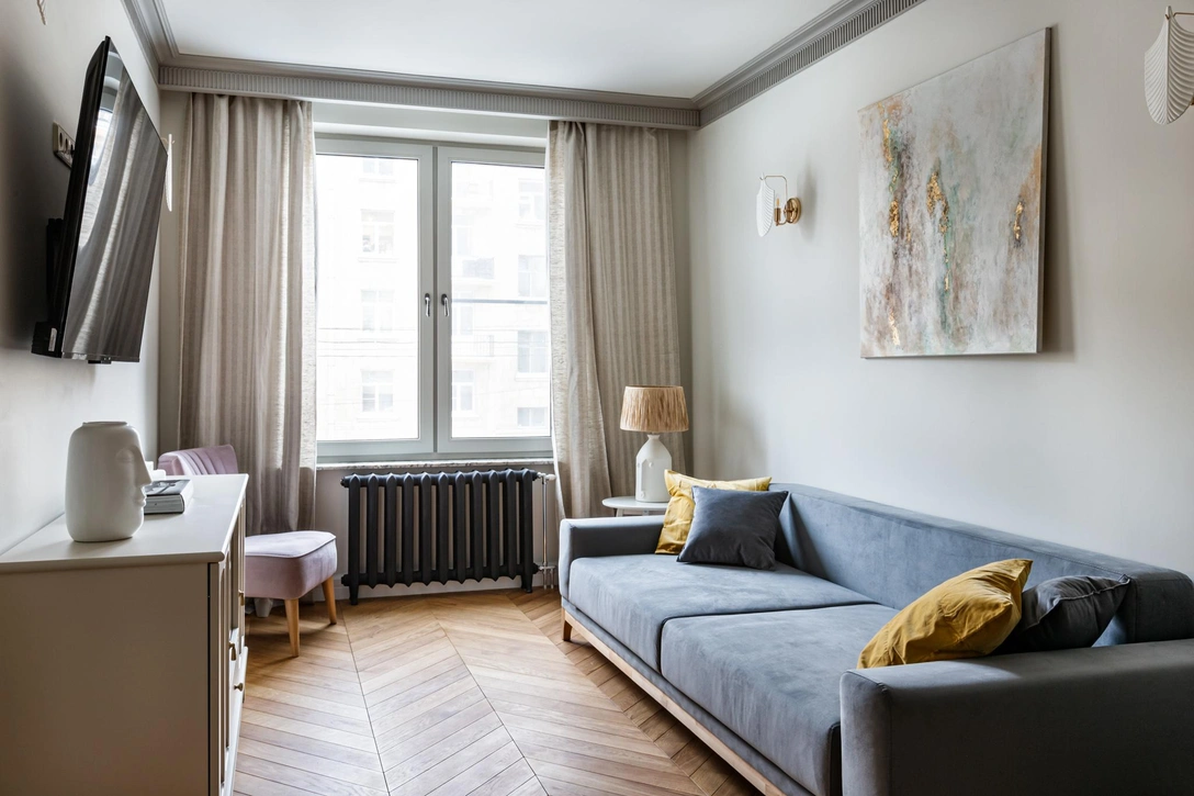 Кухня-гостиная, фрагмент. Тумба под ТВ и шторы, ИКЕА. Столик и настольная лампа, La Redoute. На полу дубовый паркет. | Источник: Татьяна Никитина