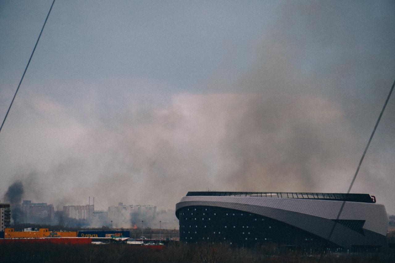 Что горит на левом берегу. Дым на улице. Дым от пожара. Что горит в Омске сейчас. Сгоревший город.