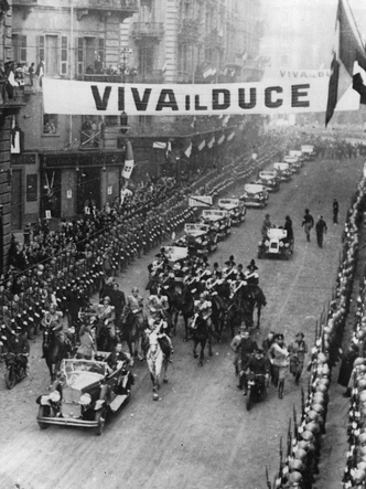 Бенито Муссолини участвует в параде на улицах Турина, 25 октября 1932 года