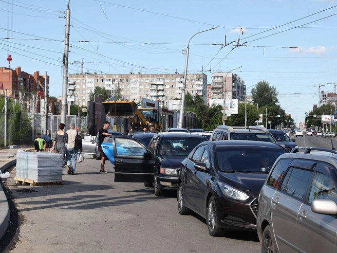 Жители города проводят в очередях по нескольку часов. | Источник: Александр Ощепков / NGS.RU