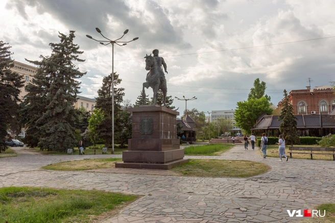 Памятник Засекину находится в самом центре города, но сейчас он выглядит непрезентабельно | Источник: Константин Завриков / V1.RU