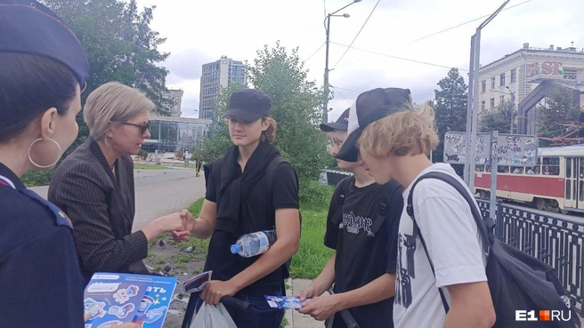 Детский омбудсмен Татьяна Титова похвалила этих молодых людей с трюковыми самокатами, которые спешились перед переходом | Источник: Мария Берендт / E1.RU