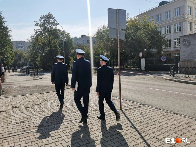 У здания прокуратуры много людей в форме | Источник: Даниил Румянцев / E1.RU