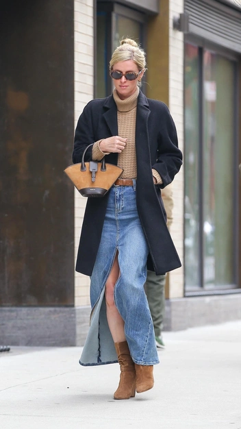 Ники Хилтон надела самую модную джинсовую юбку и показала идеальные стройные ноги | marieclaire.ru