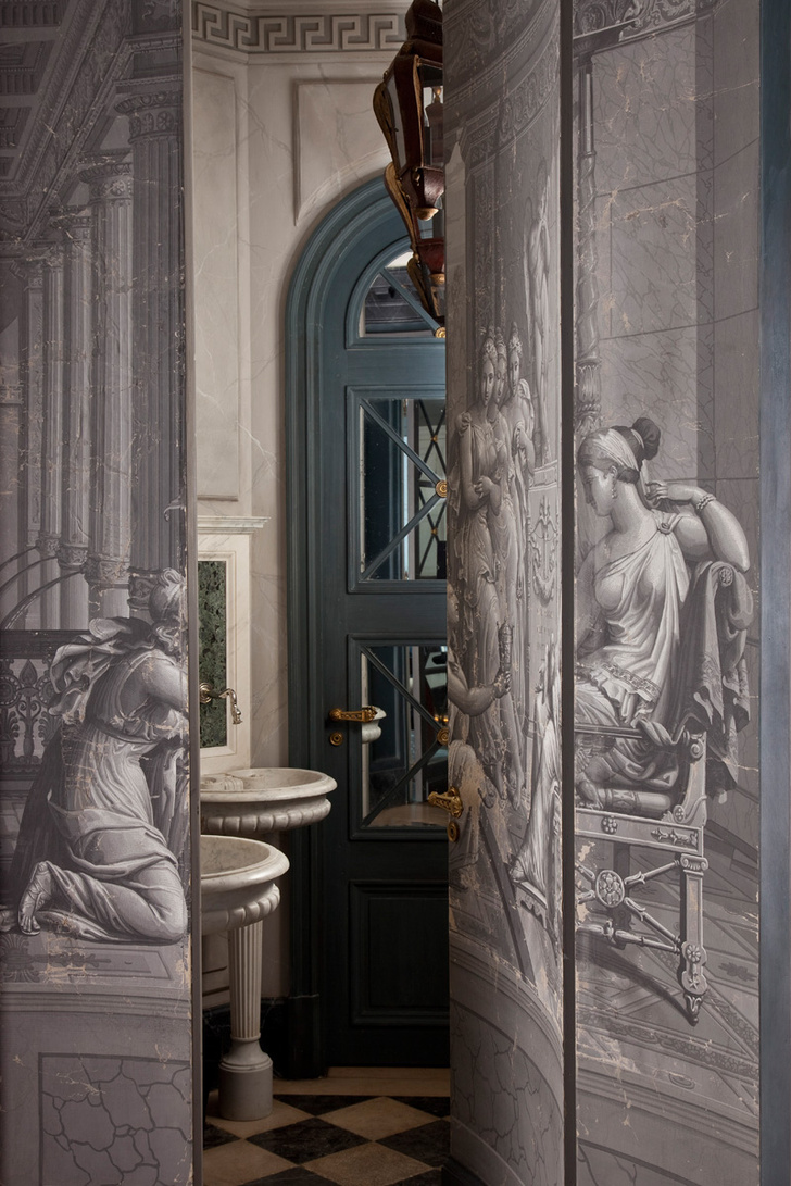 Стены зала-ротонды расписаны по мотивам гризайлей XVIII века. Потайная дверь ведет в гостевой санузел. Антикварные раковины привезены из Италии.