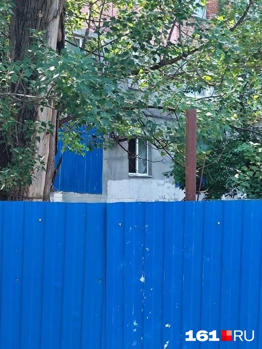 Здесь еще есть остатки забора | Источник: Жители пятиэтажки