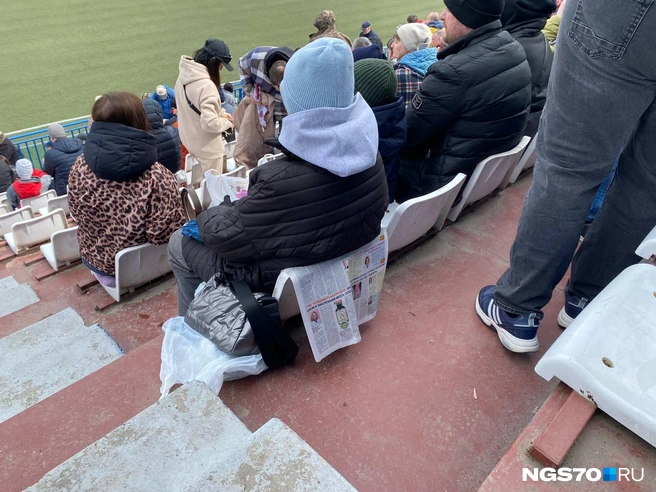 Газета под спину и пакет под попу | Источник: Мария Лобанова / NGS70.RU