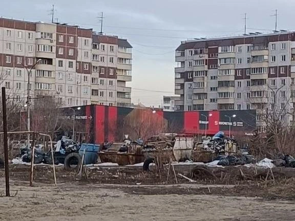 По словам Анастасии, с этой площадки мусор в последний раз вывозили полгода назад | Источник: читательница НГС Анастасия