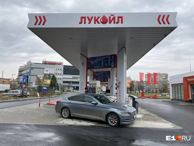 Это заправка у ТРЦ «ФанФан». Днем тут нет очередей | Источник: Ирина Порозова / E1.RU