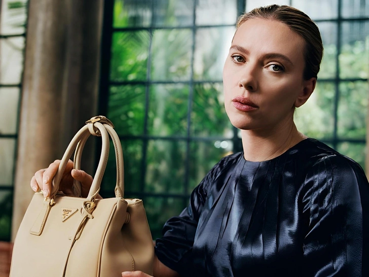 Prada girl Скарлетт Йоханссон примеряет новые роли и культовую сумку Galleria | marieclaire.ru